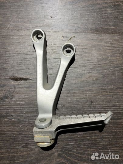 Левый пассажирский кронштейн для Kawasaki ZX9R 98