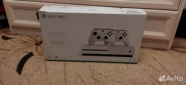 Xbox One S 1tb, 2 джойстика