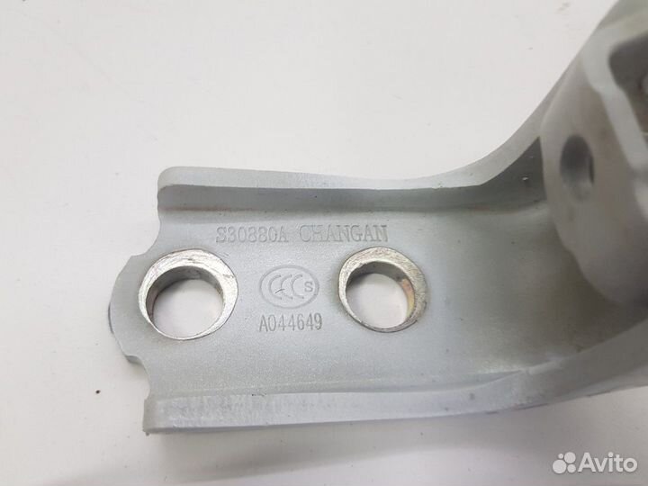 Петля двери передняя правая (верхняя)