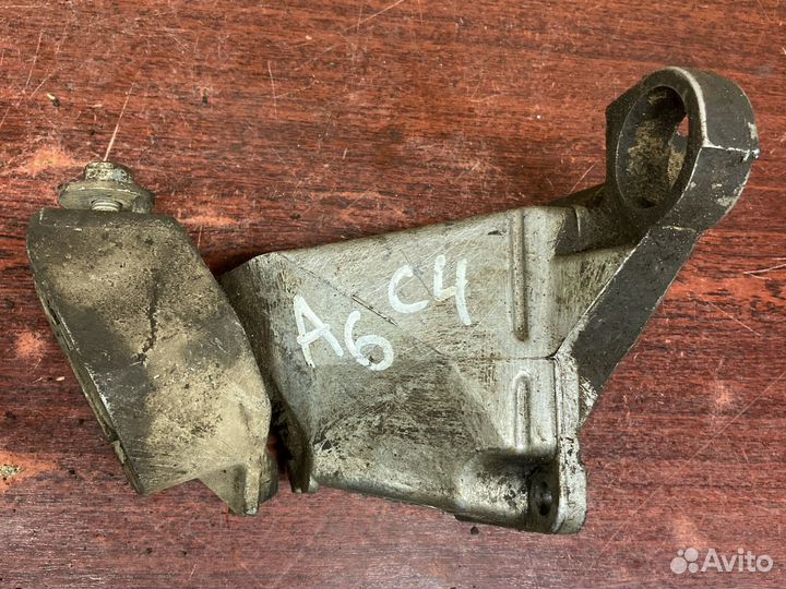 Правый кронштейн МКПП ауди а6 с4