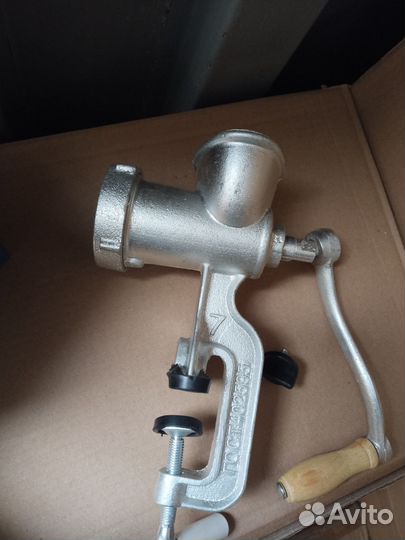 Мясорубка ручная чугунная новая