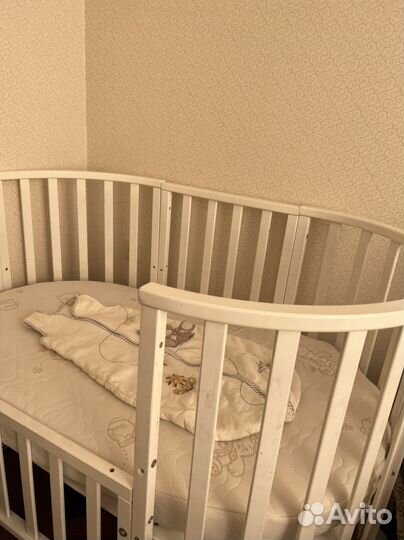 Детская кроватка с маятником круглая