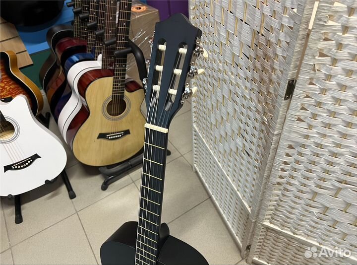 Гитара черная