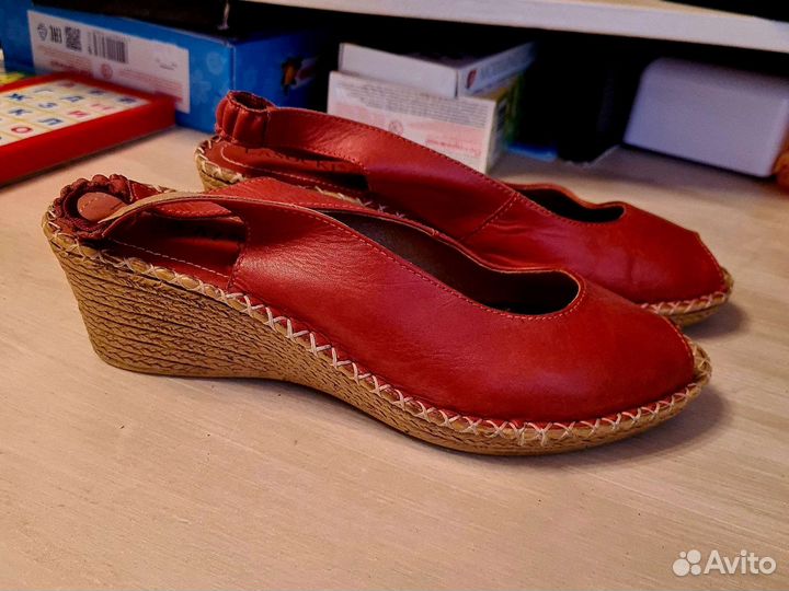 Продам кожаные босоножки