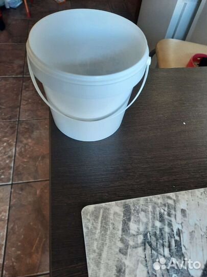 Ведро пластиковое с крышкой 1 л