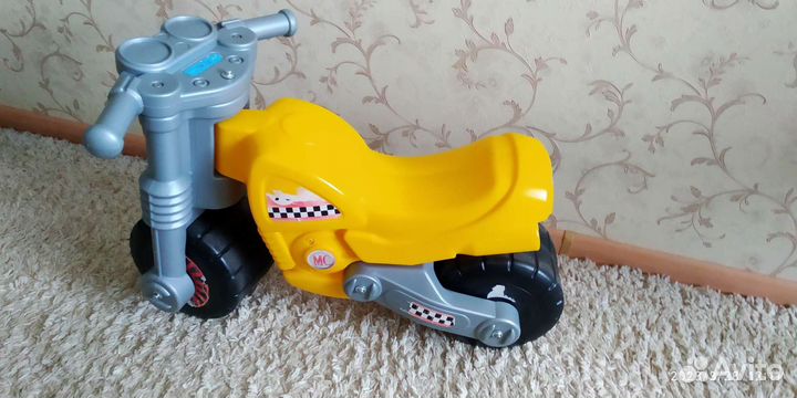 Мотоцикл беговел цвета желтый, белый и зеленый