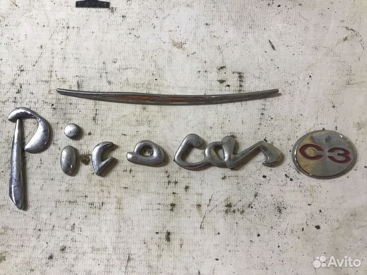 Эмблема на крышку багажника Citroen C3 Picasso