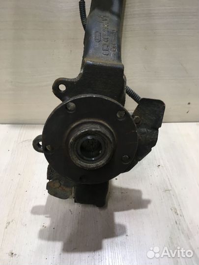 Кулак поворотный правый пассат Б5 8D0407258M