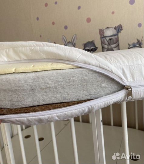 Детская кроватка с маятником