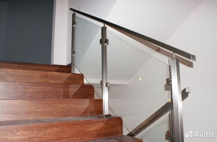 Ограждение из стали с деревянным поручнем