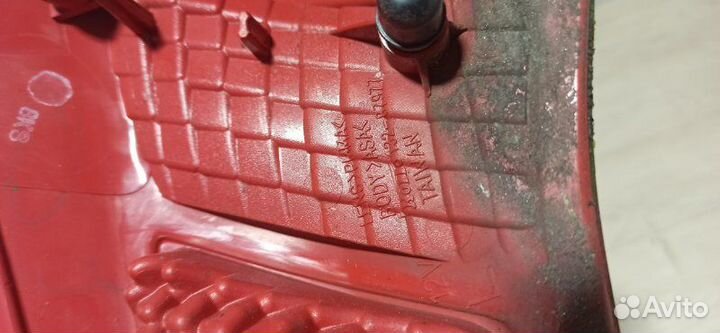 Фонарь в крышку багажника задний левый Mitsubishi