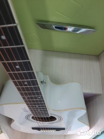 Белая красивая акустическая гитара