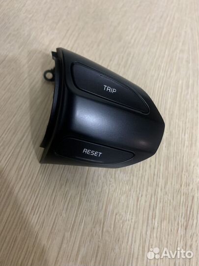 Правый блок рулевых кнопок на Kia Rio