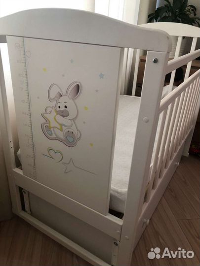 Детская кроватка с маятником