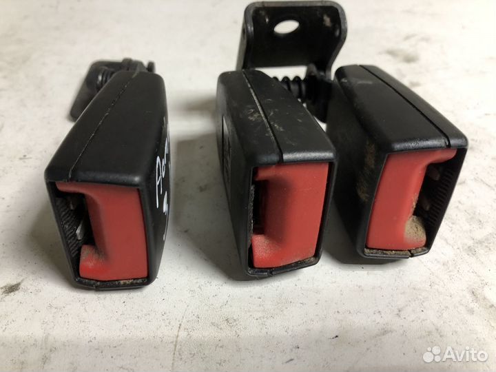 Задний замок ремней безопасности Opel Astra J