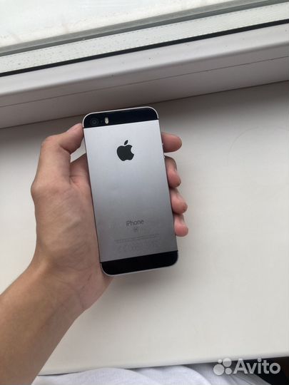 Телефон iPhone se 2016 года на 32гб
