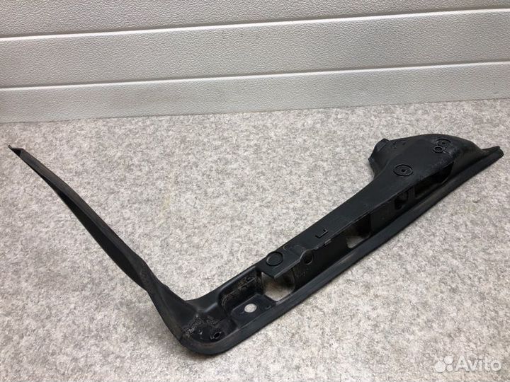 Водосток крышки багажника левый Mercedes-Benz