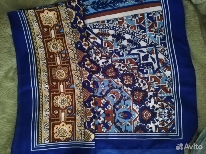 Яркий, красочный платок
