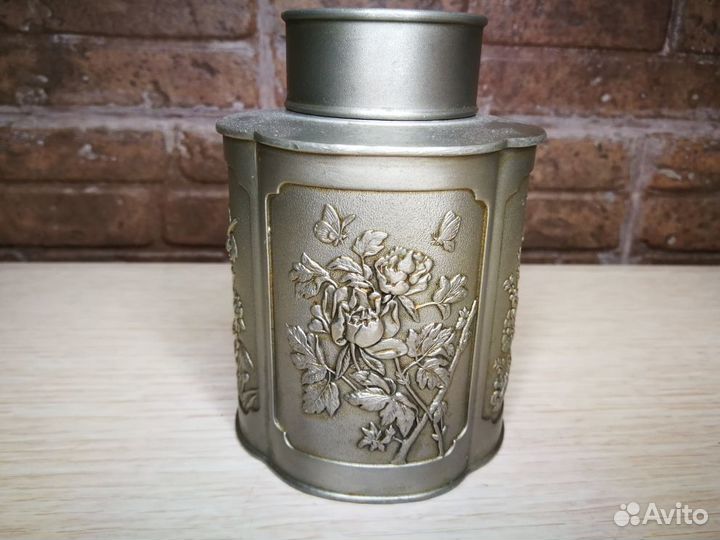 Красивая оловянная чайница. Рельефные цветы