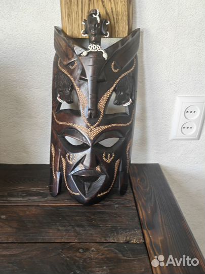 Африканская маска из красного дерева Танзания
