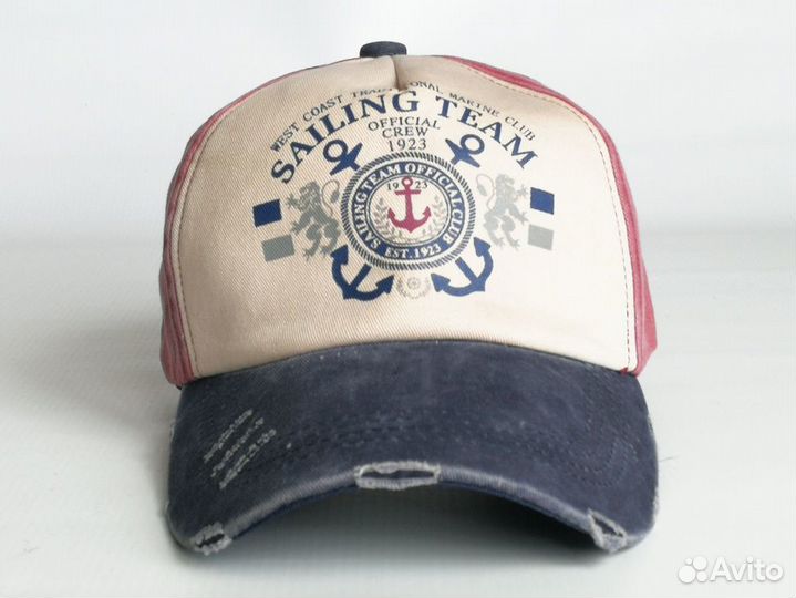 Классическая бейсболка красно-синего цвета