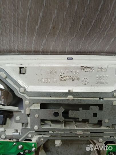 Центральный плафон салона VAG