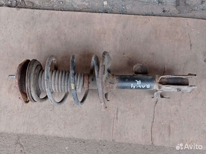 Передняя правая стойки Toyota RAV4 2008 год