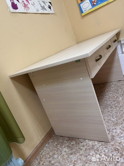 Детский письменный стол