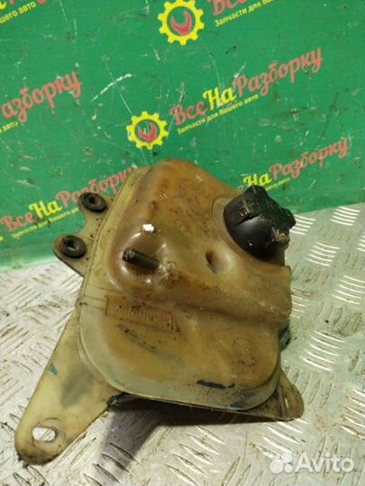 Бачок расширительный Audi А80 седан 1.8