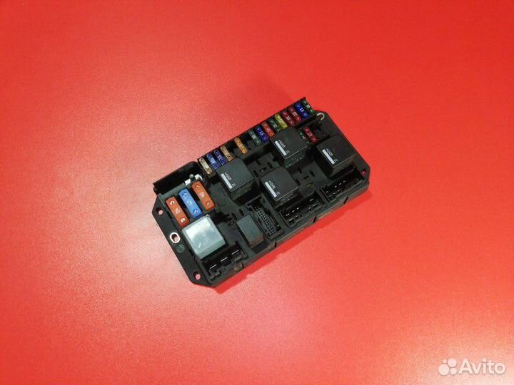 Блок предохранителей салонный задний Land Rover