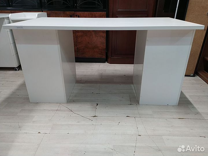 Стол письменный б/у 140х70х75 (25мм) на опорах