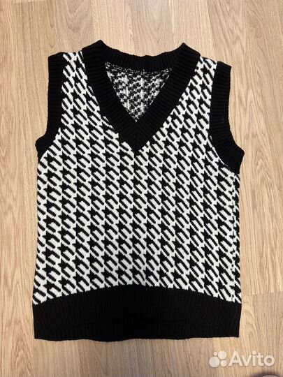 Жилет вязаный женский