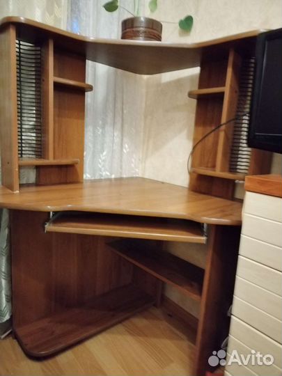 Компьютерный стол угловой с полками