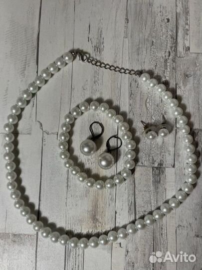 Набор бижутерных украшений с имитацией жемчуга