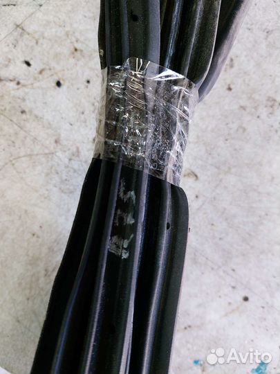 Уплотнитель стекла передний правый Rover 75