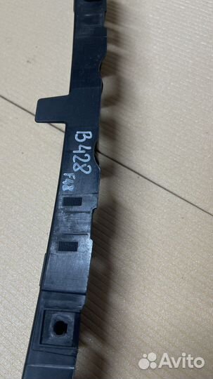 Кронштен воздуховода радиатора BMW X1 F48