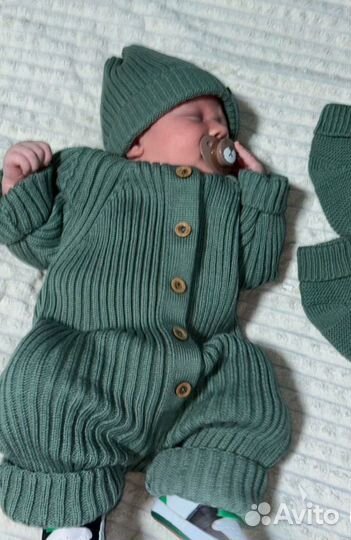 Вязанный комплект для малыша комбинезон 0+