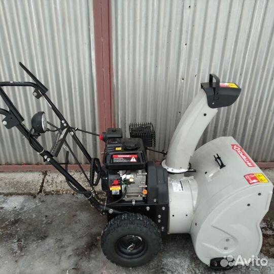 Продаю снегоуборочную машину бензиновую смб-550