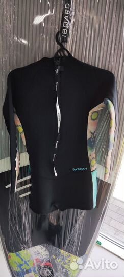 Короткий женский гидрокостюм мокрый