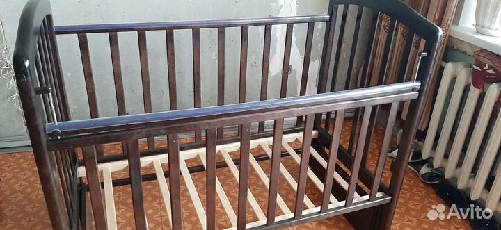 Детская кроватка с маятником