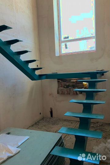 Лестница на металлокаркасе закрытого типа