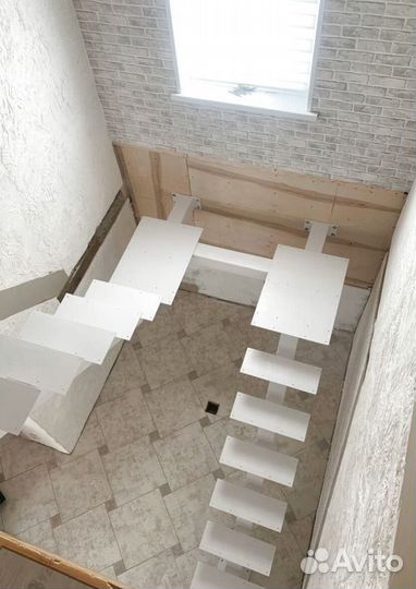 Лестница на металлокаркасе закрытого типа