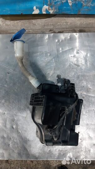 Шкода Рапид бачок омывателя