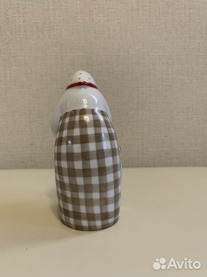 Фарфоровая статуэтка бабушка с котёнком