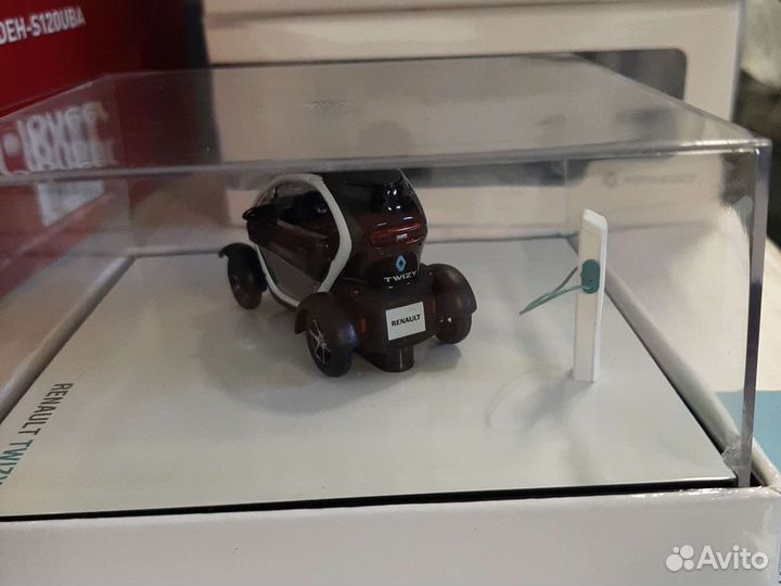 Модель автомобиля Renault Twizy 1:43 7711575499