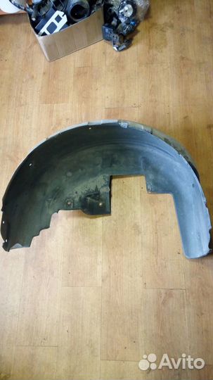 Задний левый подкрылок Subaru Tribeca