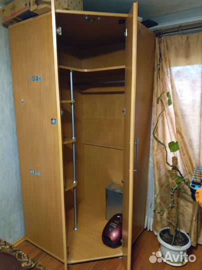 Угловой шкаф