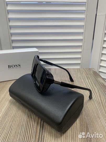 Солнцезащитные очки Hugo Boss