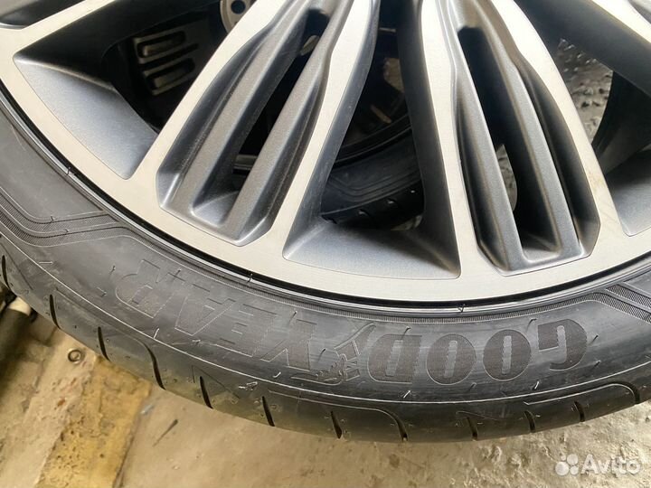 Оригинальные колеса на Range Rover Sport R22