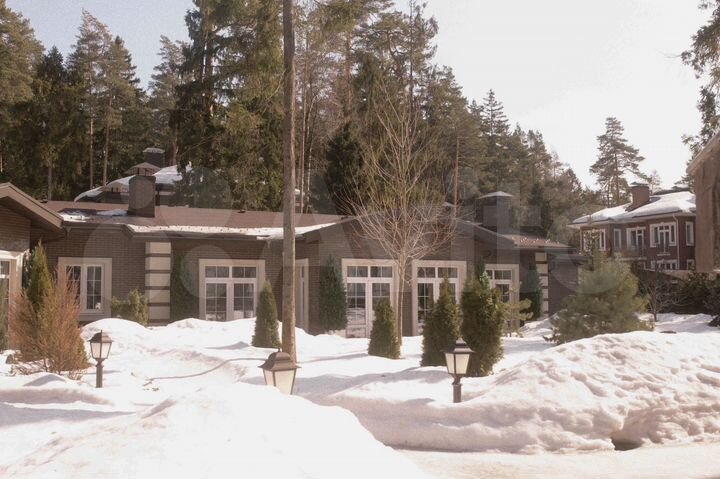 Дом 1680 м² на участке 40 сот.